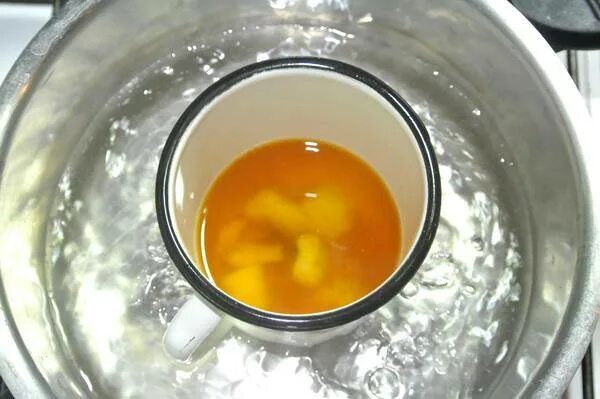 водяная боня для воска. растопленный воск свечи. растопленный воск свечи. формочка для растопки воска. водяная баня для свечей.