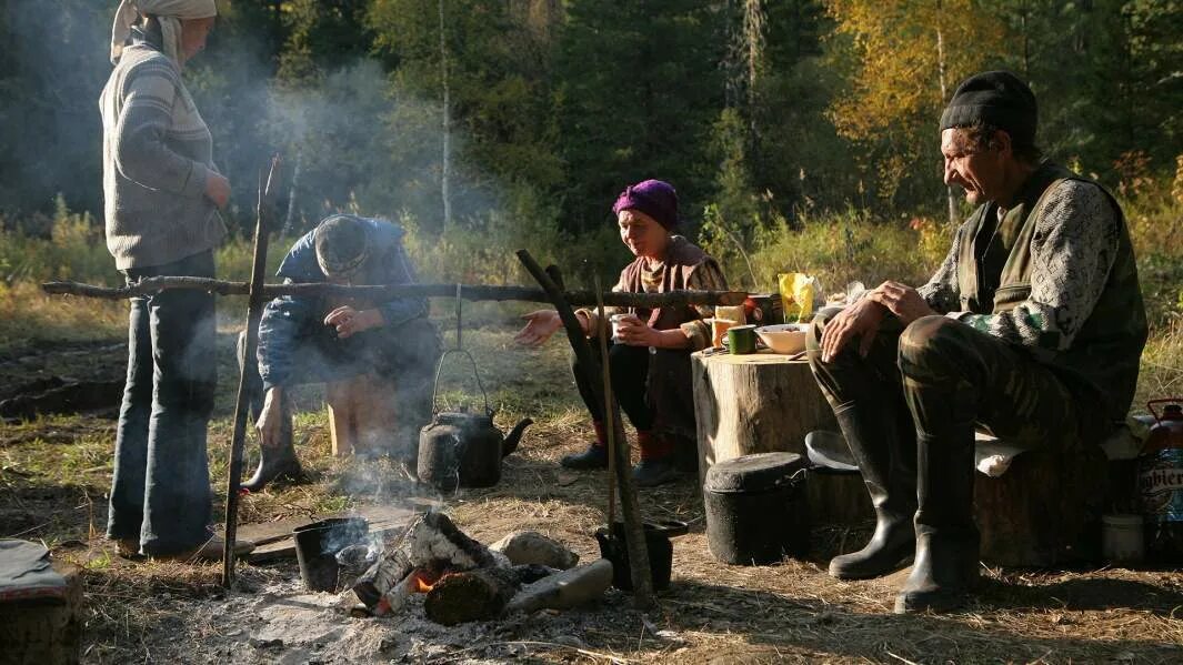 Пропавший геолог. Геологи в тайге. геологи у костра. охотники у костра. охотник в тайге у костра.