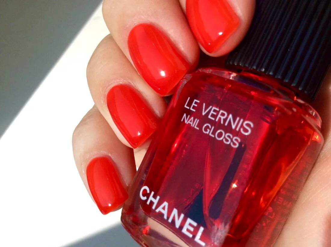 Лаки красные купить. Chanel Vernis 530. Chanel rouge Radical. Le Vernis Chanel красный. Chanel Nail Gloss.