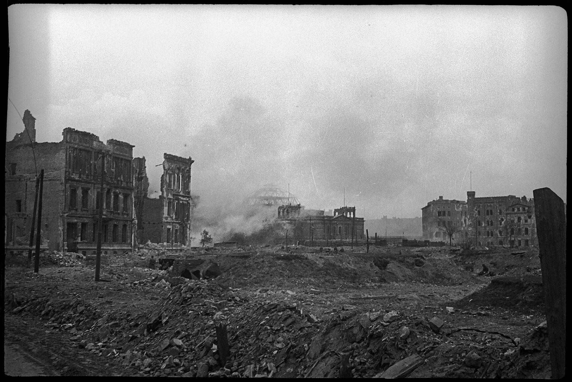Город разрушенный во время войны. Разрушенный Берлин 1945. Берлин в руинах 1945.