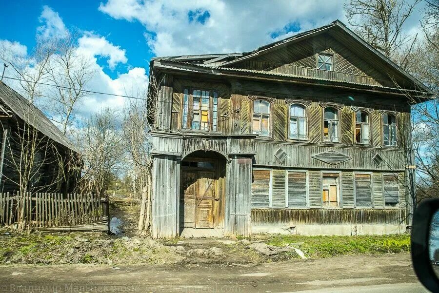 Дом развалюха. Старый дом в городе. Провинциальный дом. Домики в глубинке России. Дома старого образца