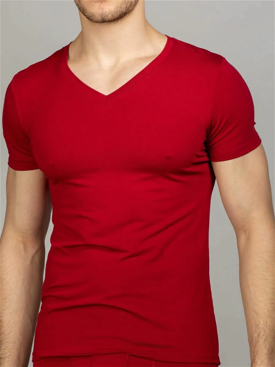 Футболка мужская. Бордовая футболка мужская. Футболка с треугольным вырезом мужская. Темно красная футболка.