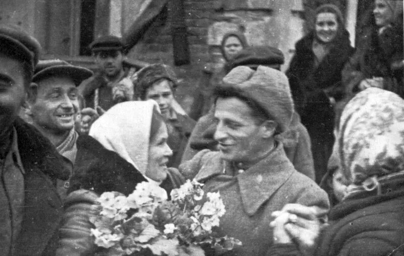 Встреча советских солдат освободителей 1943. Встреча с фронта. Встреча солдат с фронта. Видео с фронта без