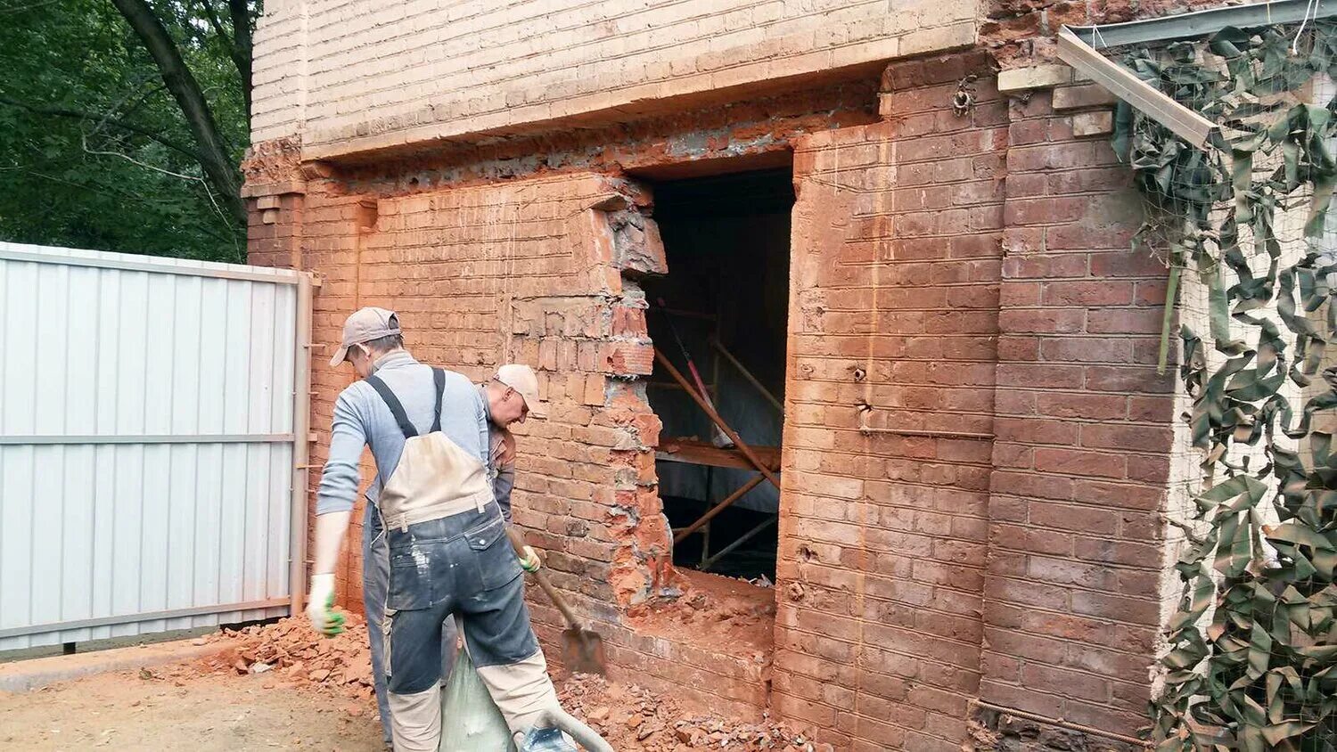 Усиление проемов в межкомнатную дверь. Проем в кирпичном доме. Алмазное резка проема в несущей стене. Усиление проемов толщиной 580 мм металлической обоймой. Демонтаж проема в стене.