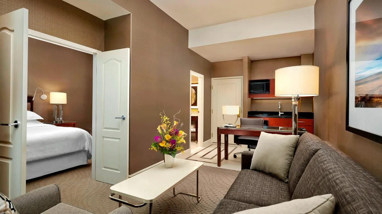 Отель «Sheraton Suites Calgary Eau Claire» в Калгари. Riviera Plaza and Conference Centre Calgary Airport. Спальня Калгари фото. 2 bedroom suite