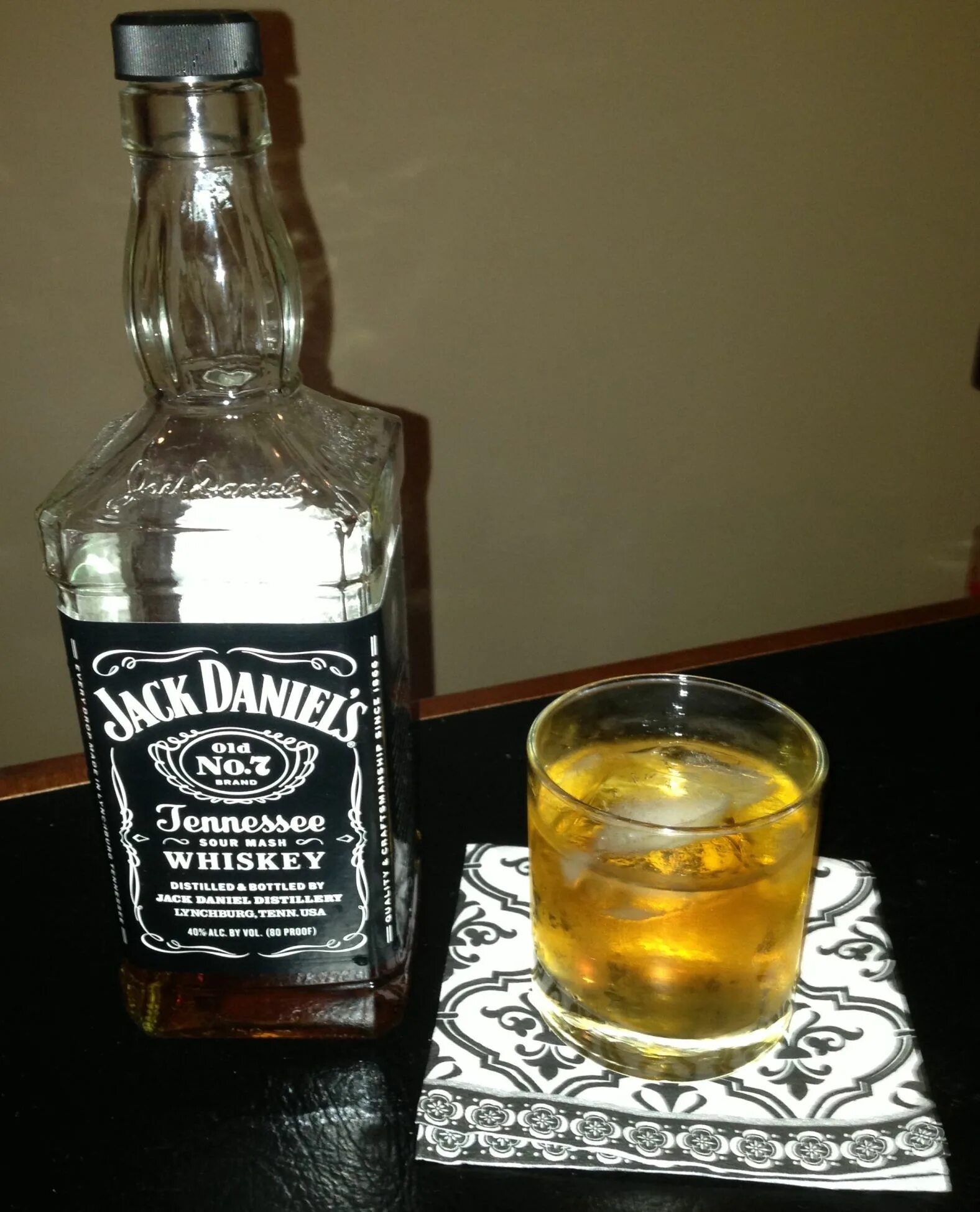 Виски Джек Дэниэлс на столе. Джек Дэниэлс Синатра. Бутылка виски. Бутылка виски в руке. Пьем виски дома