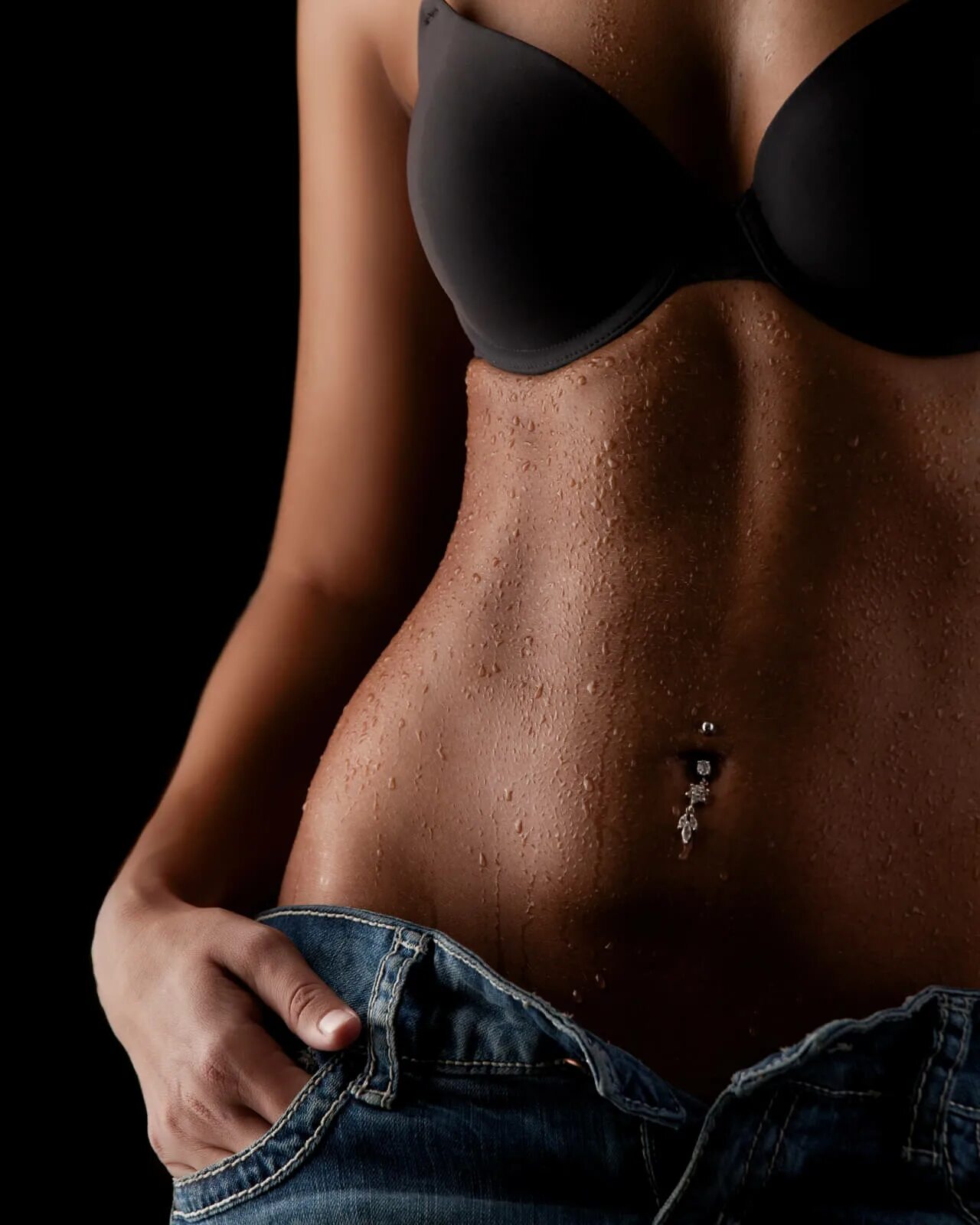 женская грудь в цветах. кусочком льда по телу. капли на беременном животе. животик капелькой. женский живот в каплях пота.