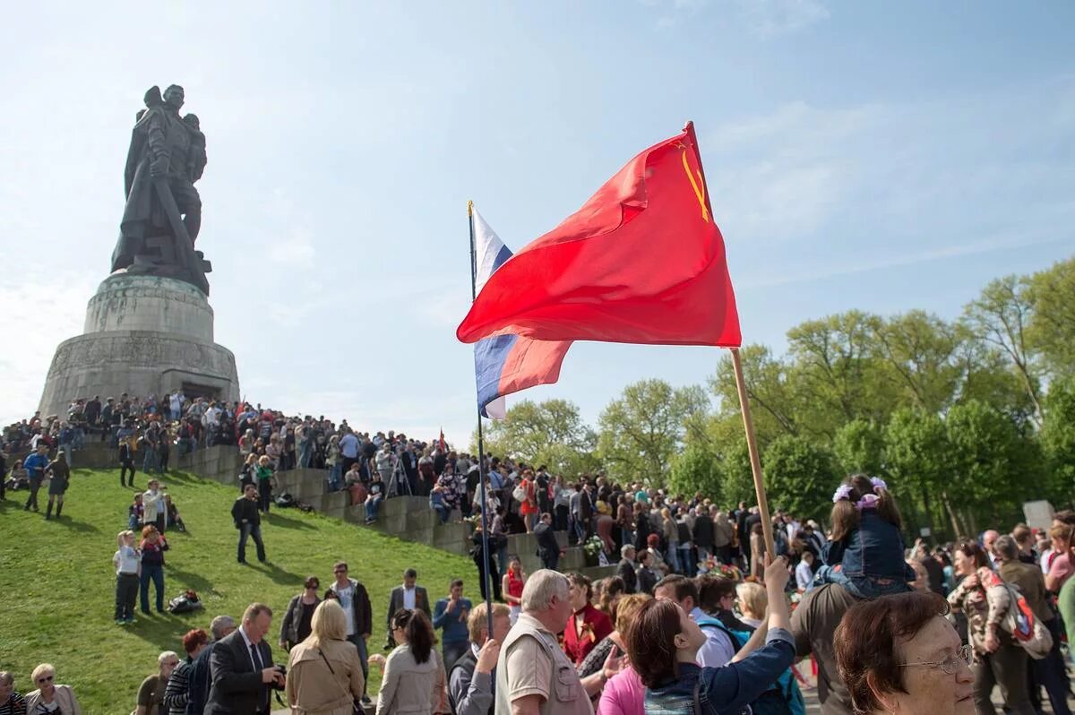 9 Мая, Трептов-парк, Берлин.. Трептов парк 9 мая. Парад в Трептов парке в Берлине 9 мая. День Победы в Германии. Берлин 5 мая фото