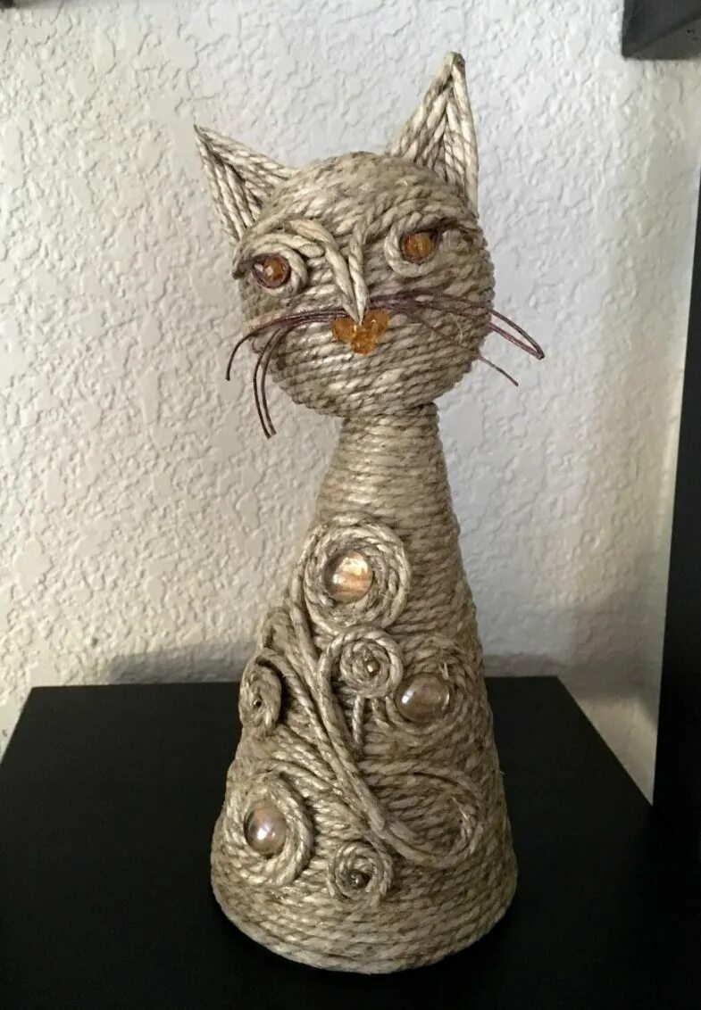 кошечки из джута. кошка из джута. поделки из шпагата. кот из джута на бутылке. кошки из джута и шпагата.