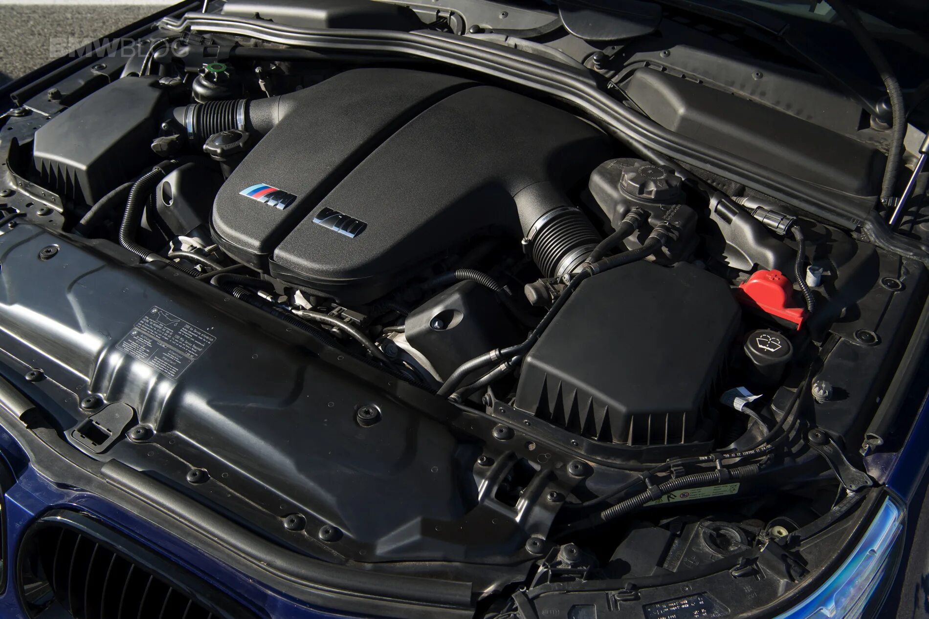 Е60 какие моторы. BMW e60 v10. BMW m5 v10 engine. M5 e60 мотор. Двигатель БМВ м5.