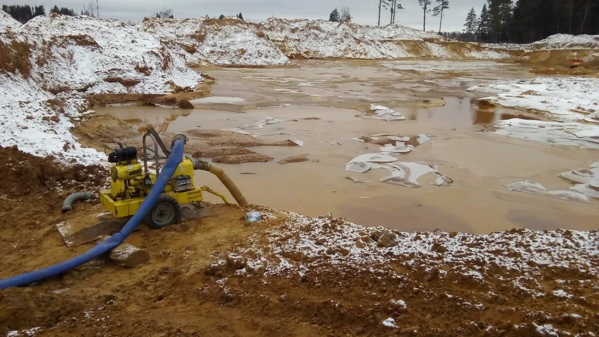 Откачка воды шахты. Помпа для откачки воды из котлованов. Осушение котлована. Водопонижение грунтовых вод. Осушение вод.