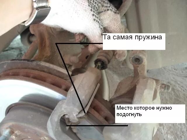 Стучит киа спектра. Направляющие колодок Киа спектра. Spectra направляющие суппорта. Пружина на суппорт Киа спектра. Киа спектра направляющие суппорта передних тормозов.