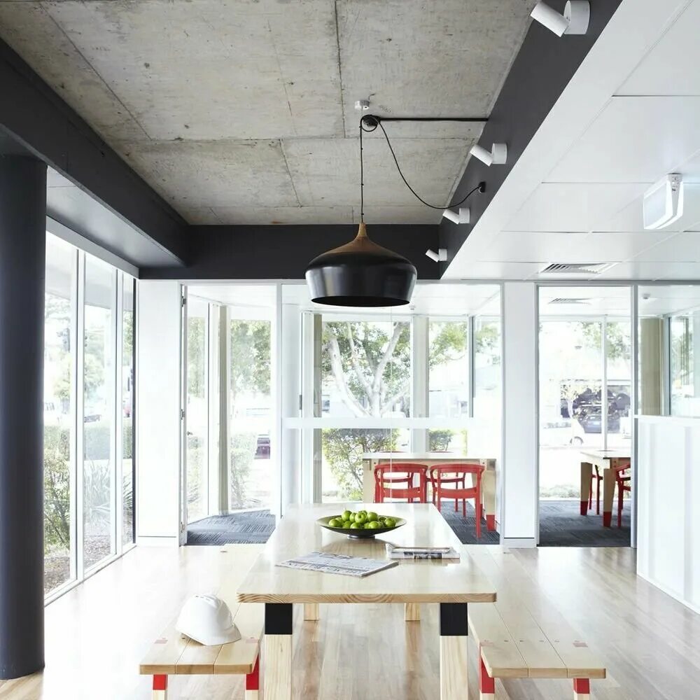 бетонный поток в интерьере. отделка потолка в стиле лофт. натяжной потолок под бетон лофт. бетонный потолок в стиле лофт. как сделать бетонный потолок.