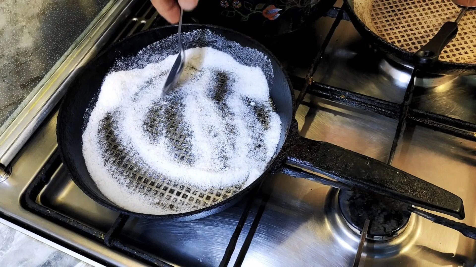 Пригоревшая сковорода. Подгоревшая скаваротка. Алюминиевая сковорода пригорает. Сковорода не пригорает.