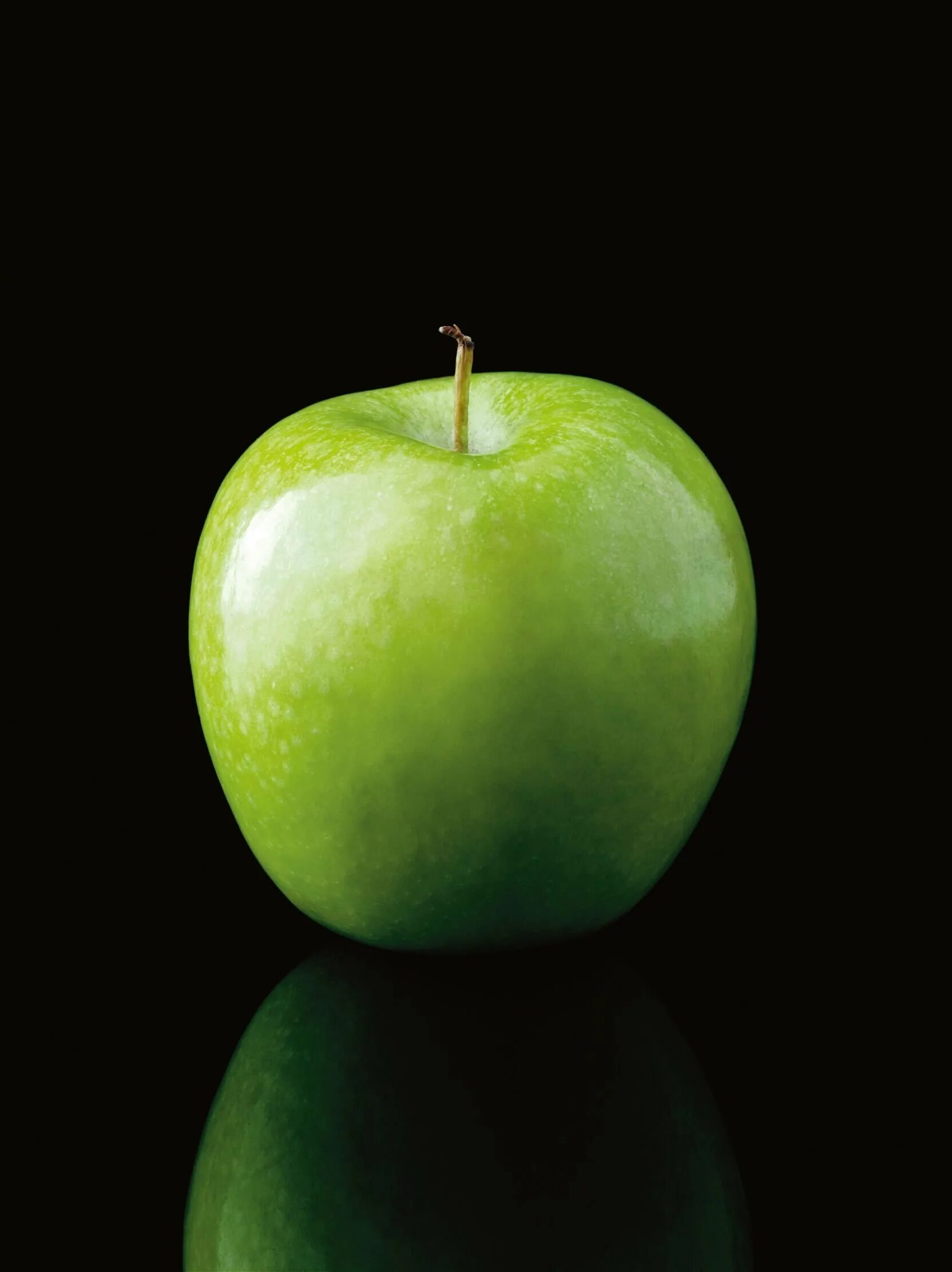 Яблоко на черном фоне. Грин Эппл Green Apple. Яблоко ГРЕННИ оттенок. Яблоки ГРЕННИ Смит Эстетика. Яблоки зеленые.