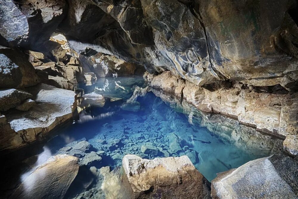 Подземные воды как попасть. Исландия купальни. Пещера Grjótagjá Cave. Термальные купальни Исландия. Минеральные подземные воды.