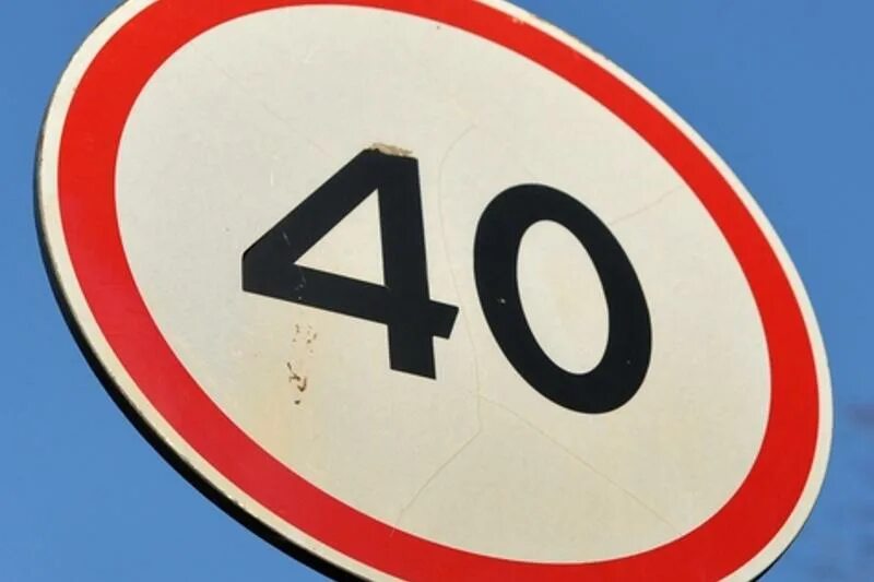 Дорожные знаки 40 км ч. Знак 40 км. Ограничение скорости 40. Ограничение скорости 5 км/ч. Знак ограничения скорости Америка.