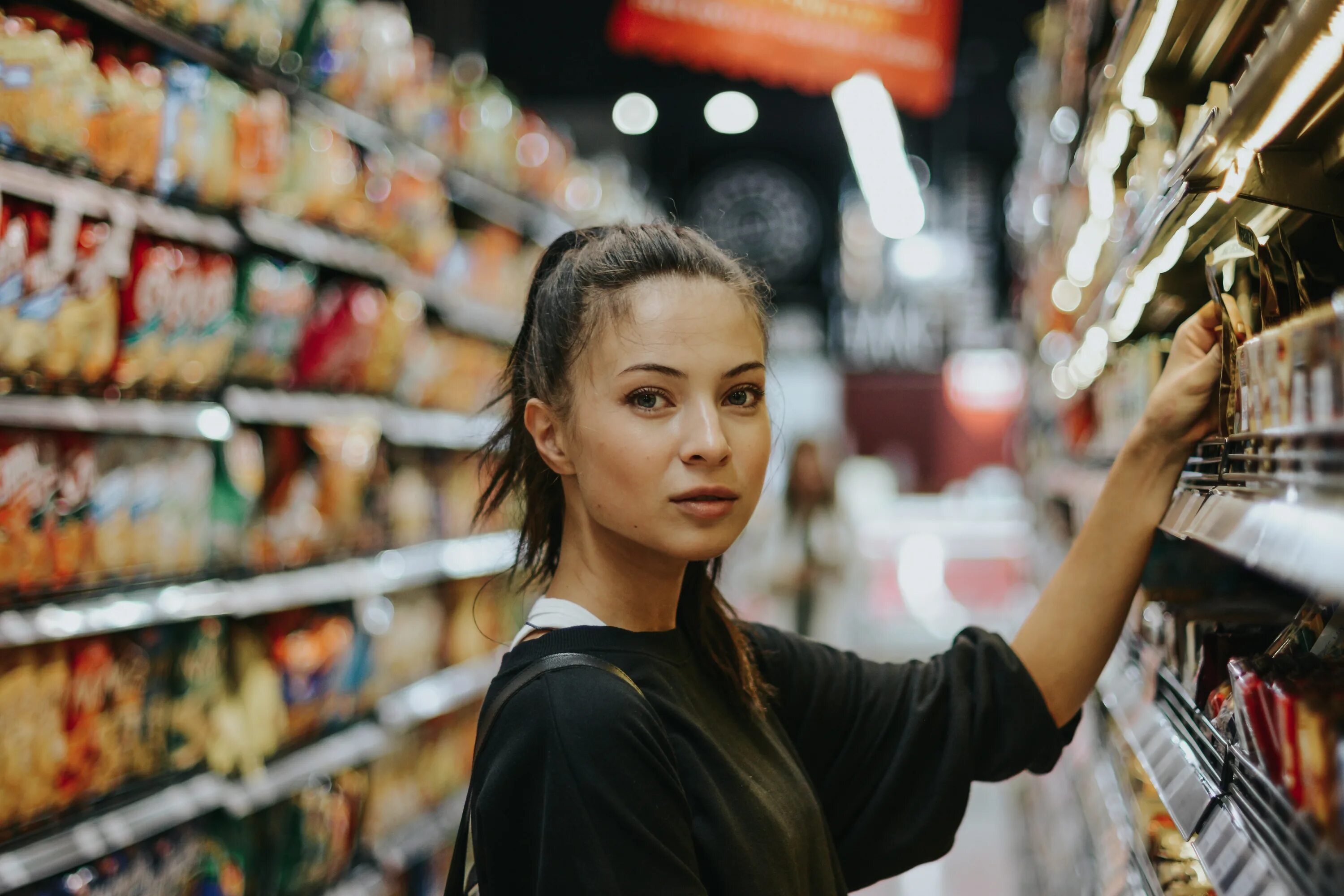 Markets shop ru. Покупатель в магазине. Девушка в супермаркете. Женщина в магазине. Покупатель в супермаркете.