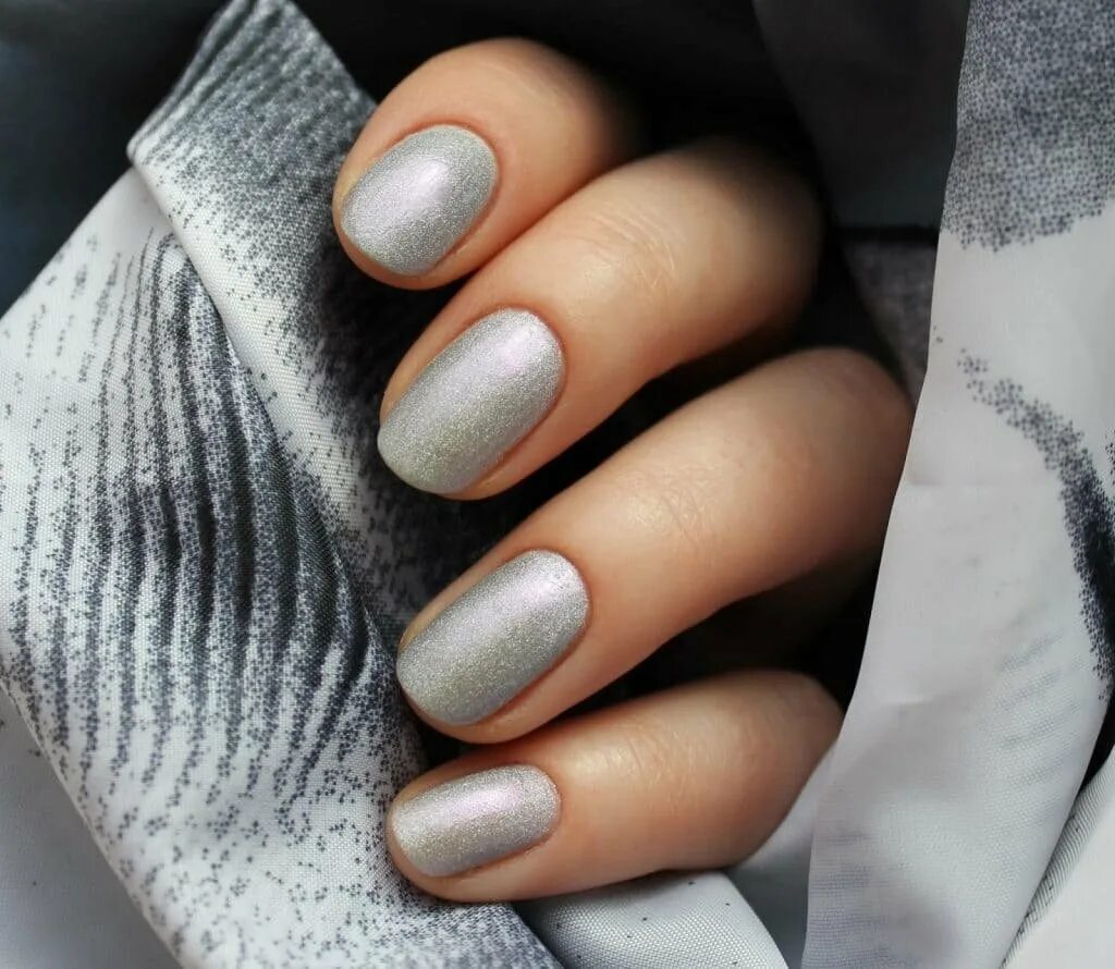 серый маникюр на короткие ногти. маникюр в серых оттенках. серый маникюр на короткие ногти. маникюр в серых оттенках. темно серый маникюр.