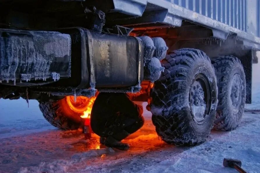 Поджигали покрышки. КАМАЗ зимой. Замерзшие Грузовики на севере. КАМАЗ замерз. Прогрев машины на севере.