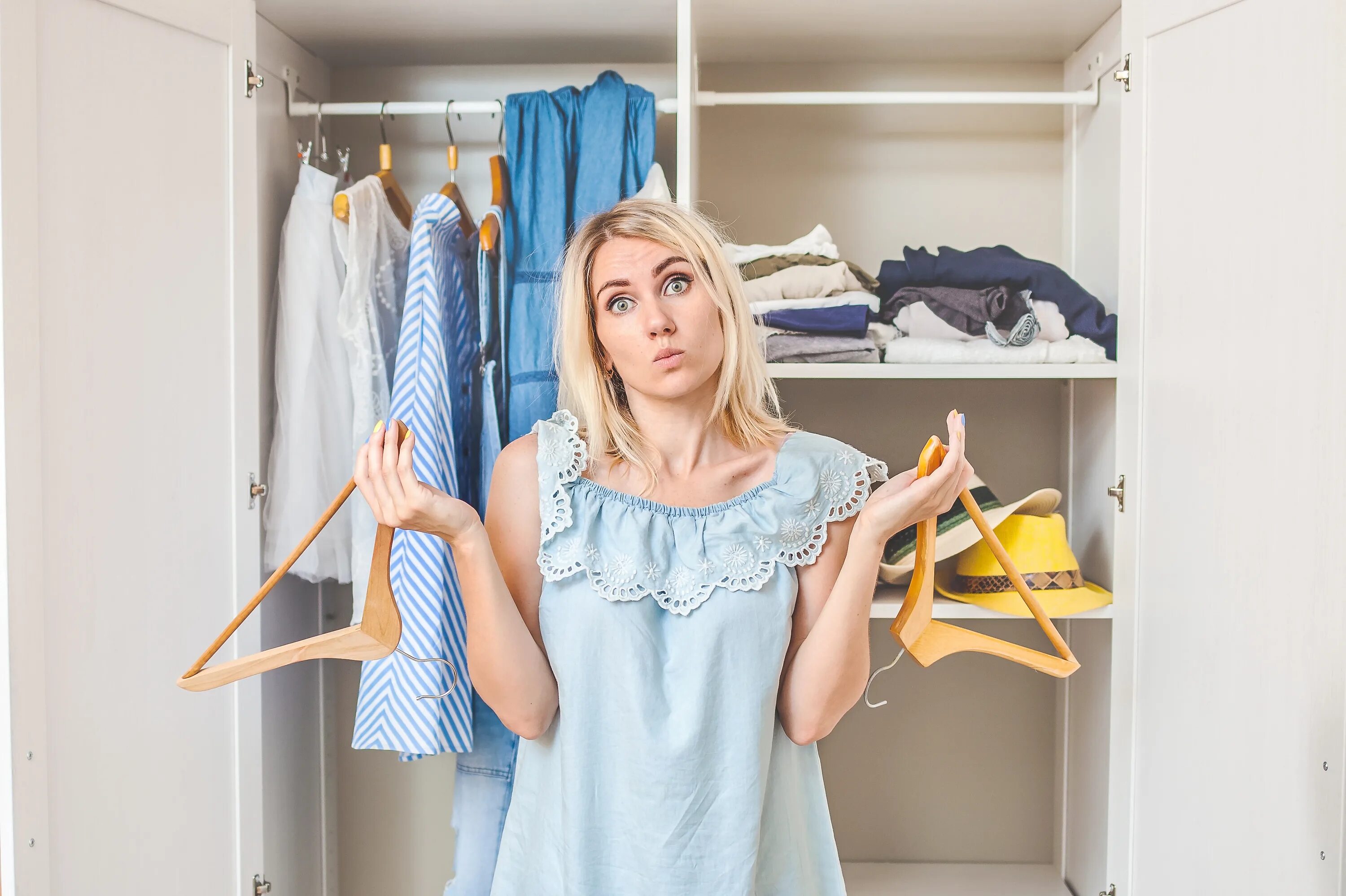 Долго ношу одежду. Долго ношу одежду. Широкий выбор одежды. Долго ношу одежду. Девушка выбирает вещи.