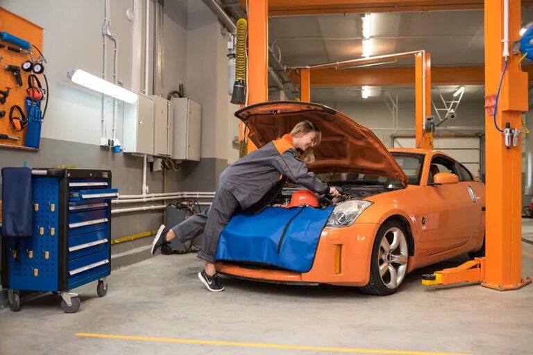 Машина в автосервисе. Сервис самообслуживания. Мошенничества с автосервисами. Лансер на подъемнике. Сервисное обслуживание автомобилей.