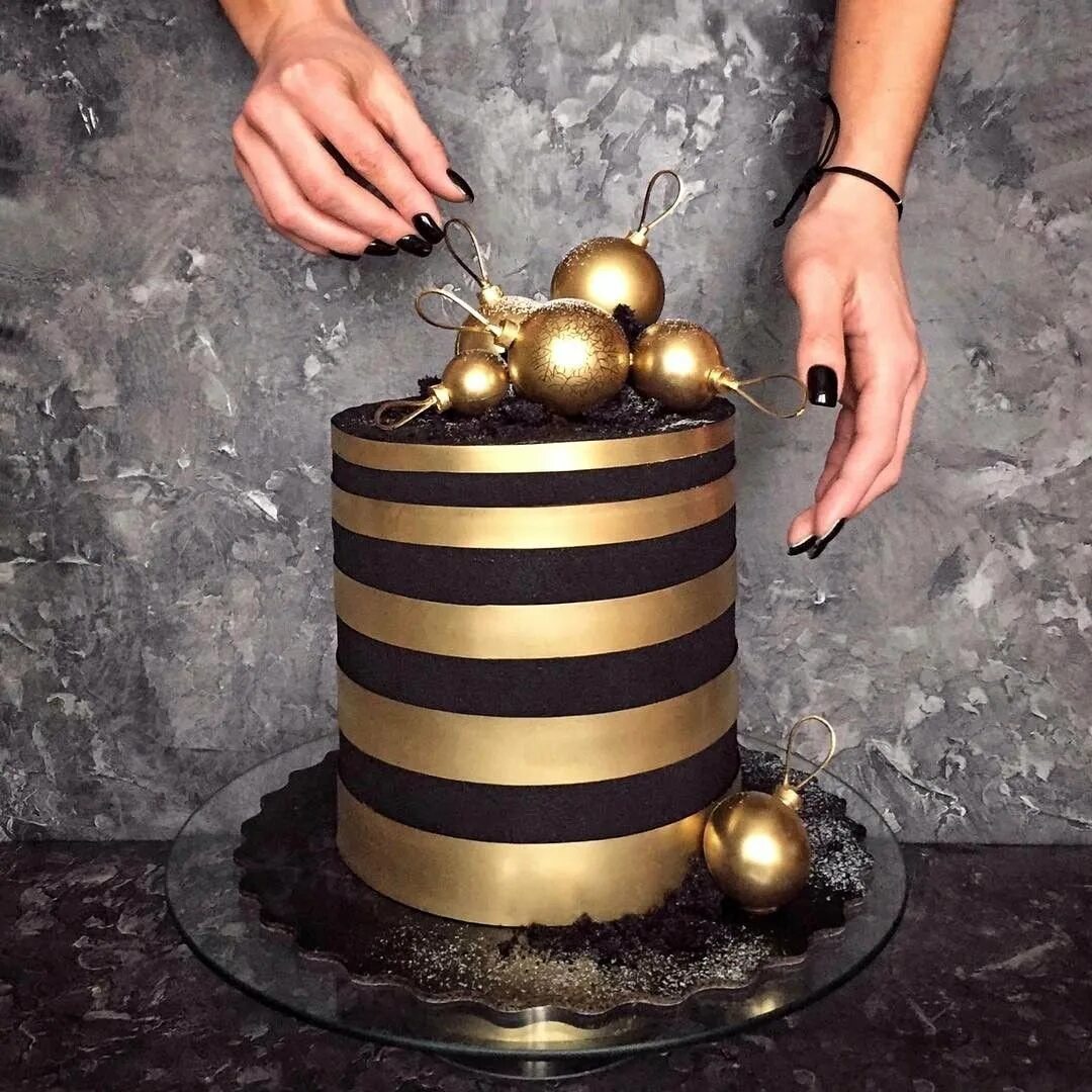 Торт с шоколадными шарами. Торт с декором из шоколадных шаров. Торт с шарами из шоколада. Декор торта шоколадными шарами.