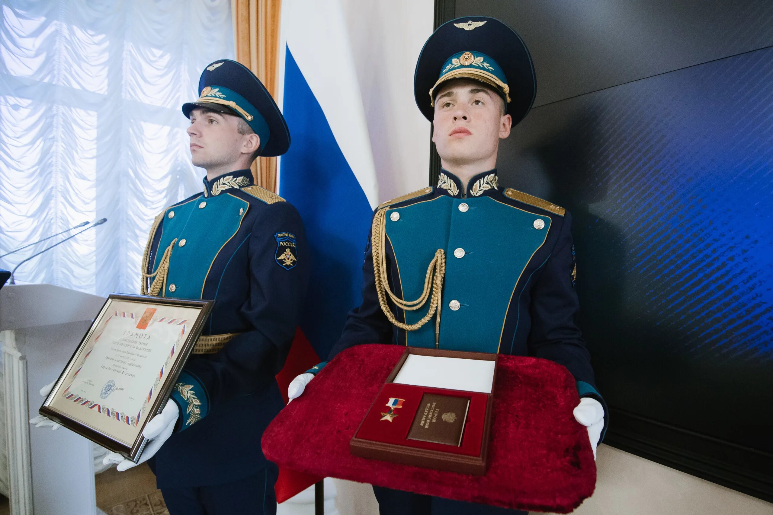 Вручение награды. Награда семья героя. Награжден орденом мужества посмертно. Вручение ордена мужества посмертно. Солдат с наградами.