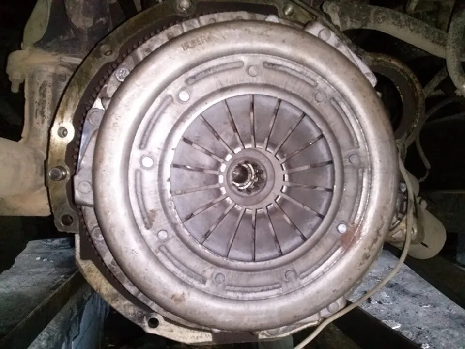 Детали сцепления автомобиля газель 402. Сцепление змз 405 евро 2. Gearbox side на диске сцепления. Как поставить сцепления на газель. Сцепление уаз буханка 402 двигатель.