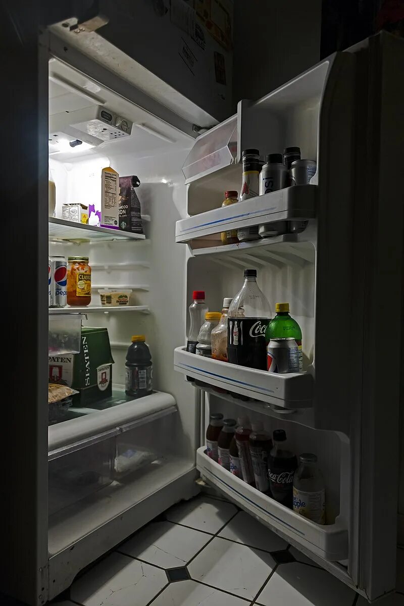 Почему ночью морозит. Открытый холодильник. Открытый холодильник ночью. Ночной холодильник. Холодильник с продуктами.