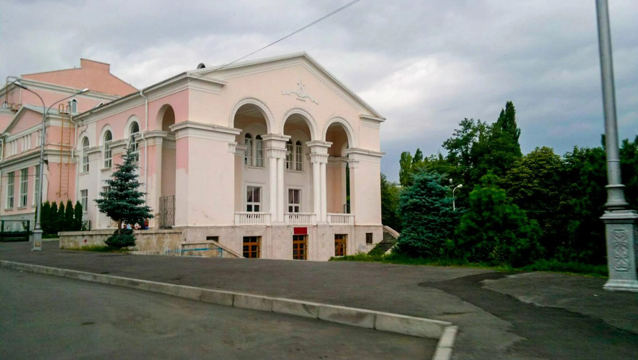 Филиал мариинского театра во владикавказе. Северо осетинский театр Владикавказ. Государственный Дигорский драматический театр, Владикавказ. Музыкальный театр Владикавказ. Театр оперы и балета Владикавказ.