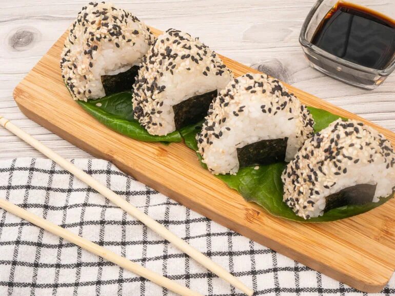 Онигири с кунжутом. Mariko онигири. онигири вахида. nigiri chuka.