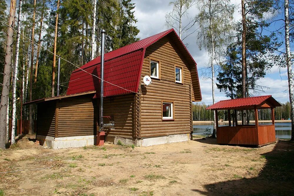Озеро лазурное мурманское шоссе. Лазурное озеро разметелево. Турбаза в лесу у озера. Турбаза ленинградская область у озера. Домик на берегу озера.