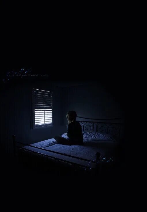 Девушка в темной комнате. Человек в темной комнате. Одинокий человек в комнате. Одиночество в ночи. Ночью одиноко спать