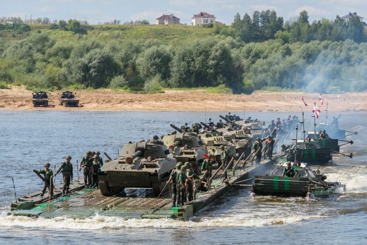 Погрузился на понтоны первый взвод. Инженерные войска Понтонная рота. Инженерных войск Понтонный парк.