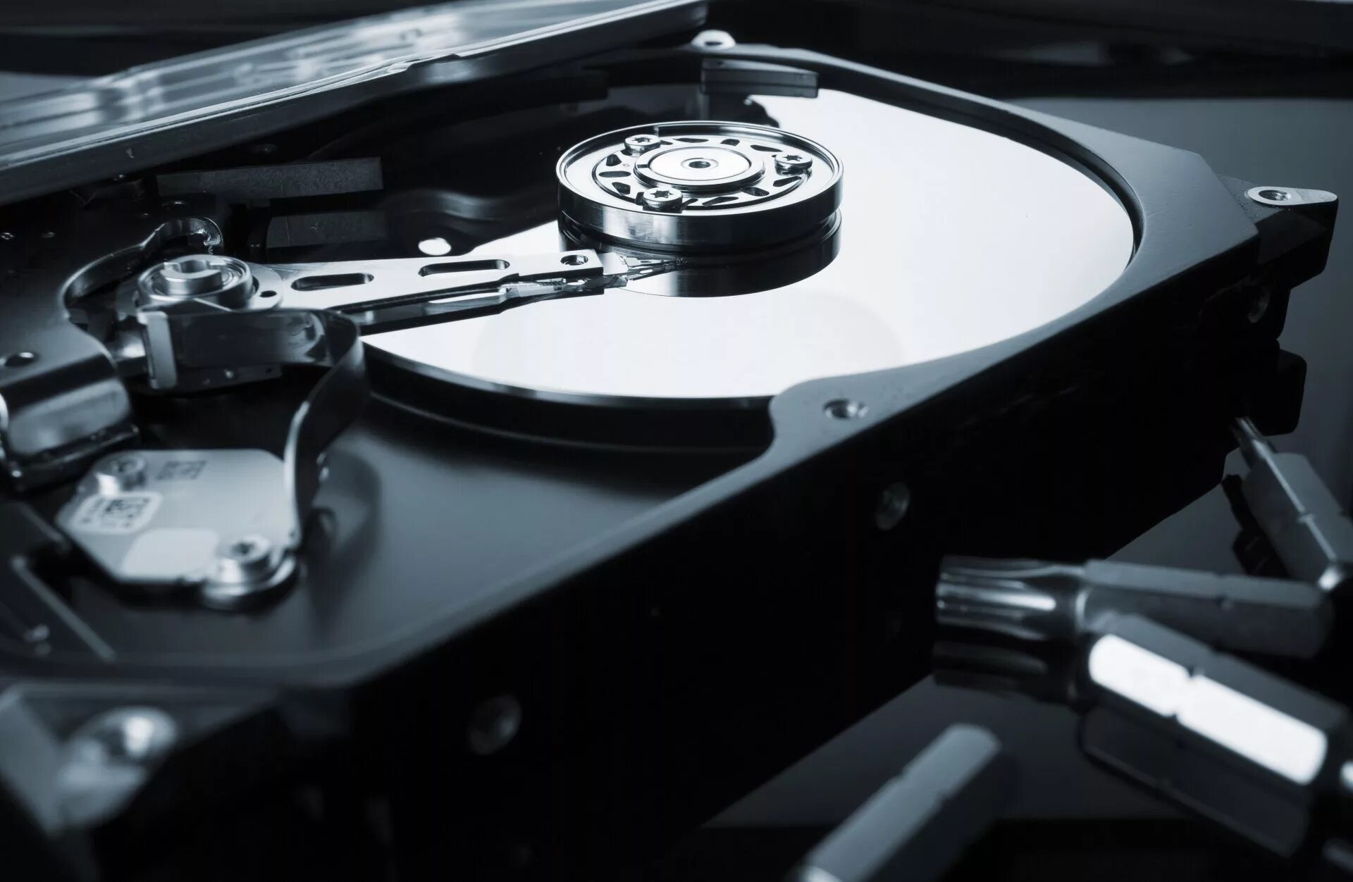 Windows c hdd. Считывающая головка жесткого диска. жесткий диск красивый. hdd красиво. жесткий диск фон.