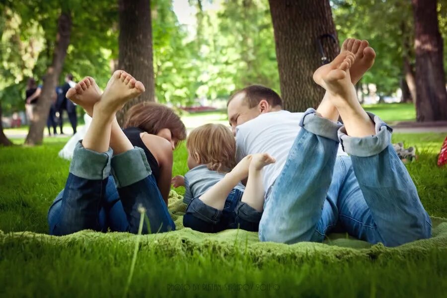 Погулять с родителями. Семья в парке. Прогулка в парке. Семья на прогулке в парке. Дети на летней прогулке.