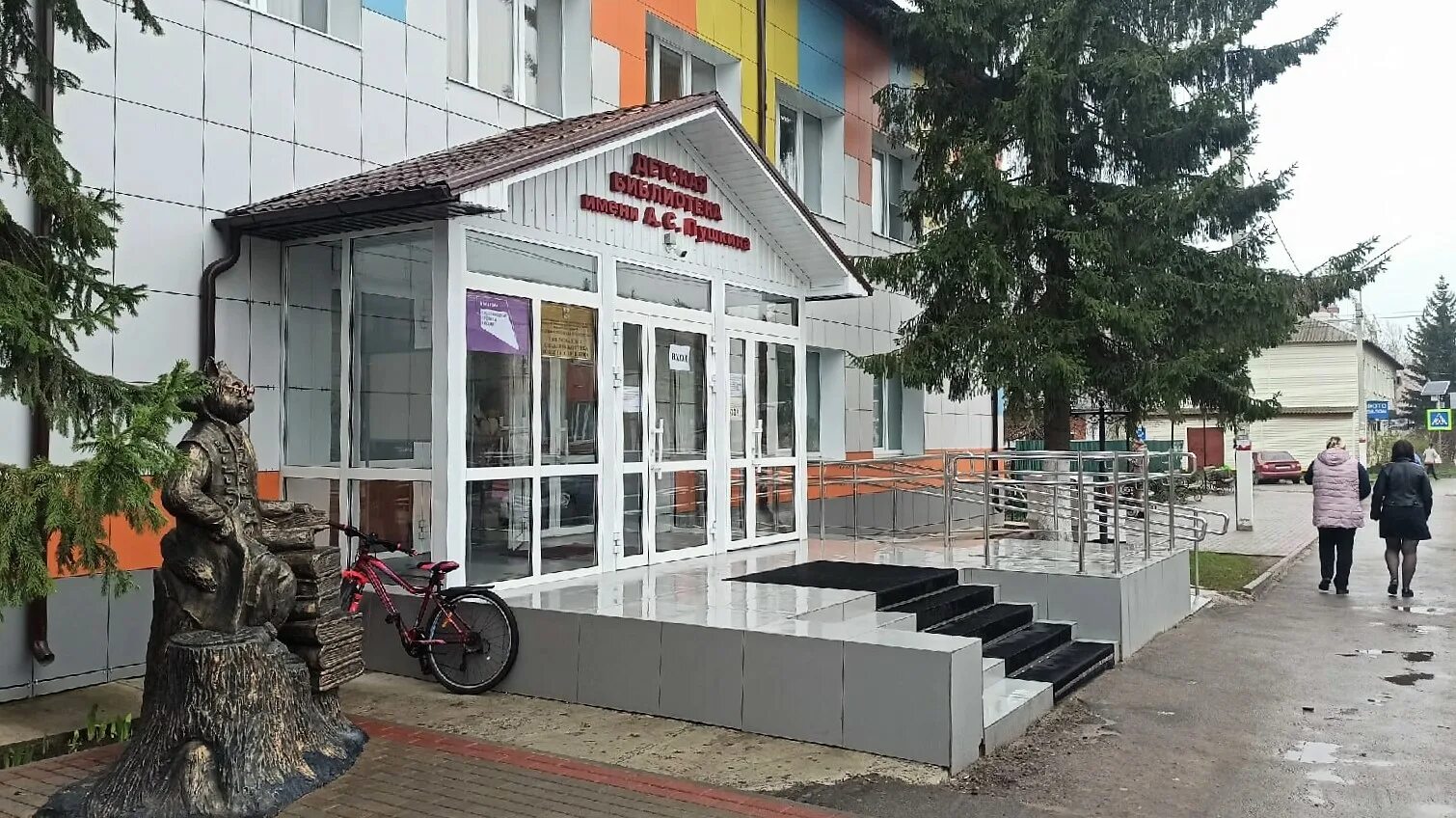 Новая усмань солнечная 28. Новая усмань улица мирная. Бассейн новая усмань воронеж. Магазин новый дом новая усмань воронежская область. Дом быта новая усмань.