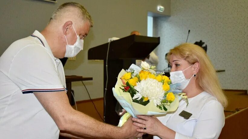 Врачи балашихи отзывы. Сотрудники моод Балашиха. Главный врач онкологического диспансера в Балашихе. Награждение врачей ко Дню медицинского. Вручение медали врачу блондинке.