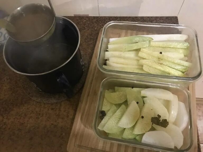 Маринованная лоба. Салат с зеленой редькой. Маринованная лоба. Маринованный и дайкон такуан. Маринованная лоба.