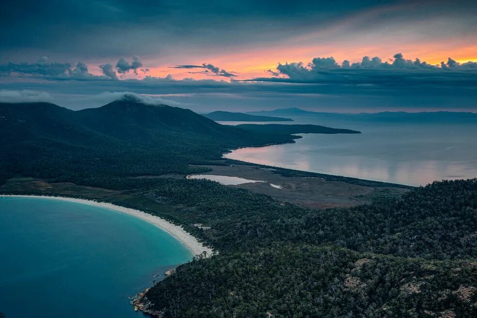 национальный парк фрейсине (австралия). тасмания в австралии. остров тасмания (штат тасмания, 240 км к югу от материка). национальный парк тасман, австралия. тасмания в австралии.