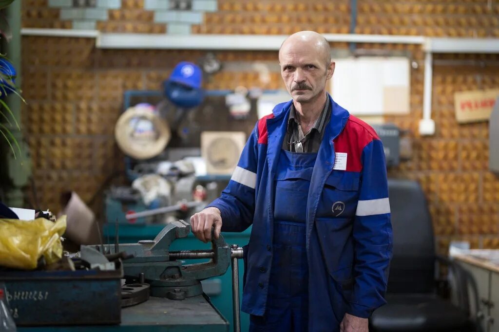 Мужик работяга с завода. Мужчина работяга. Рабочий на заводе. Рабочий человек. Мужчина работяга.