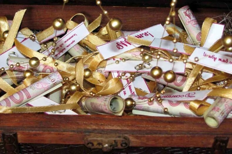 Интересные подарки на свадьбу. Как оригинально подарить деньги молодым. Необычная коробка для денег на свадьбу. Оригинальный подарок из денег. Красиво преподнести подарок.