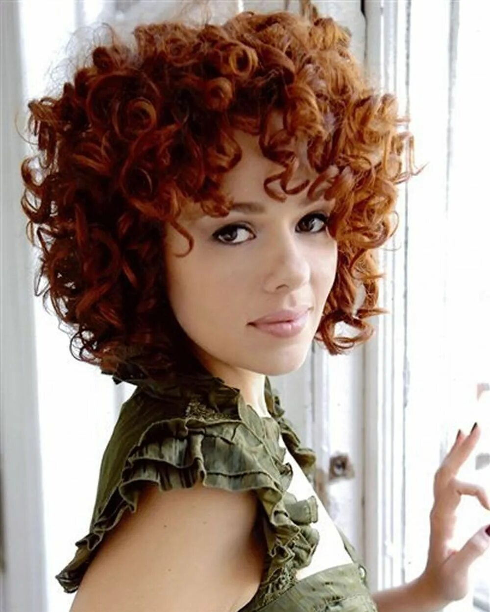 Short curly. Керли кудри биозавивка. Curly Bob модель. Хим завивка на каре. Кудри Керли биозавивка на короткие волосы.