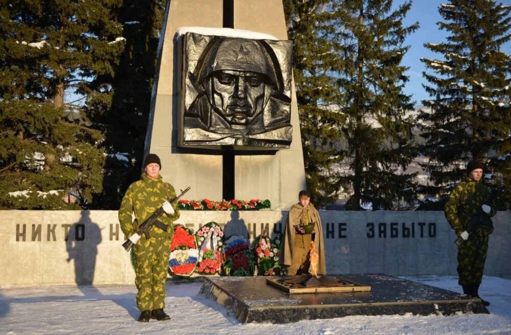 Горно алтайск военные. Мемориальный комплекс парк Победы Горно-Алтайск. Мемориал славы Горно-Алтайск. Горно Алтайск парк Победы вечный огонь. Монумент славы в Горно-Алтайске.