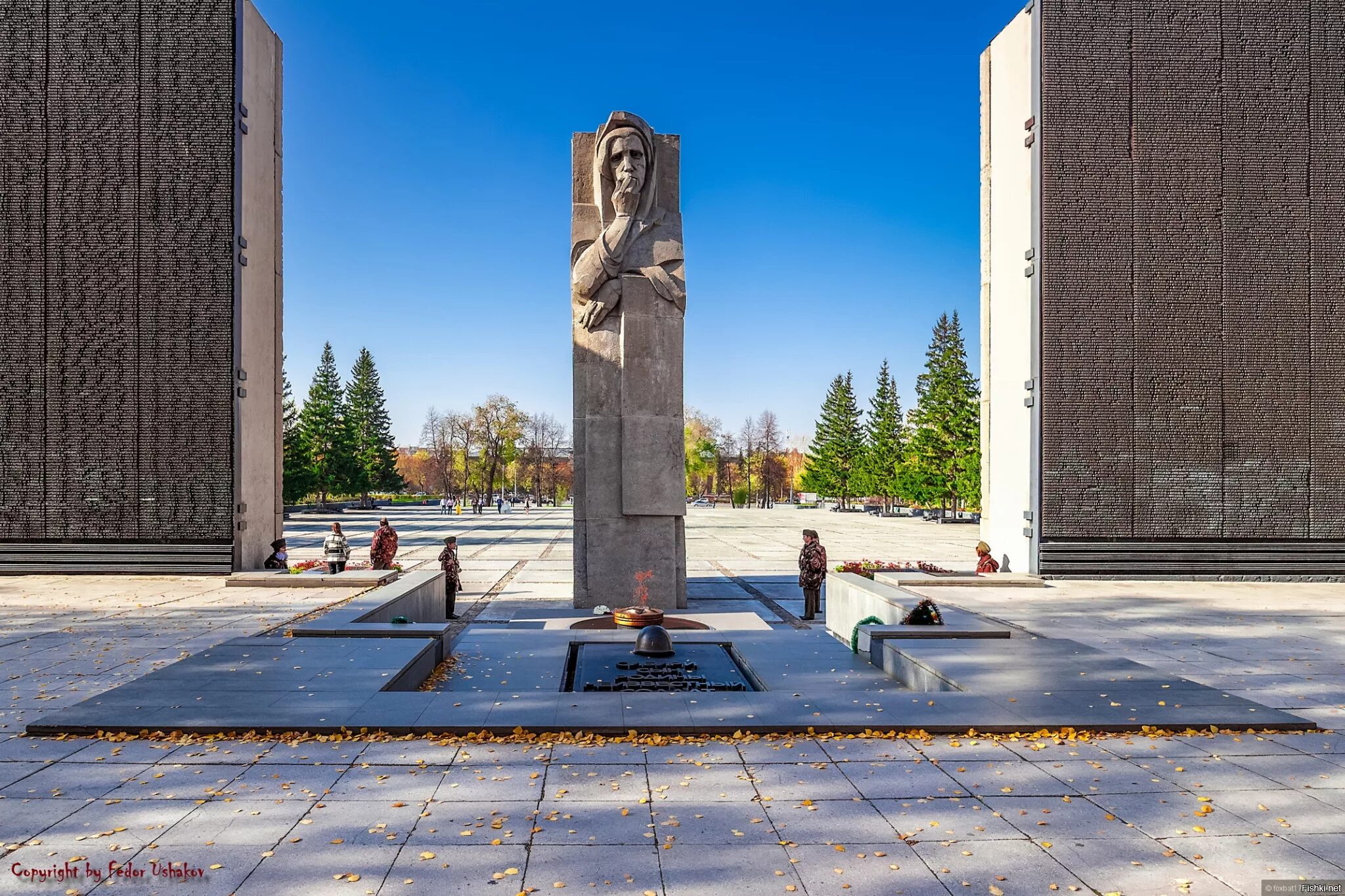 Памяти новосибирской области. Вечный огонь Новосибирск монумент славы. Монумент славы Новосибирск пилоны. Памятник на монументе славы город Новосибирск. Ленинский район Новосибирск монумент славы.