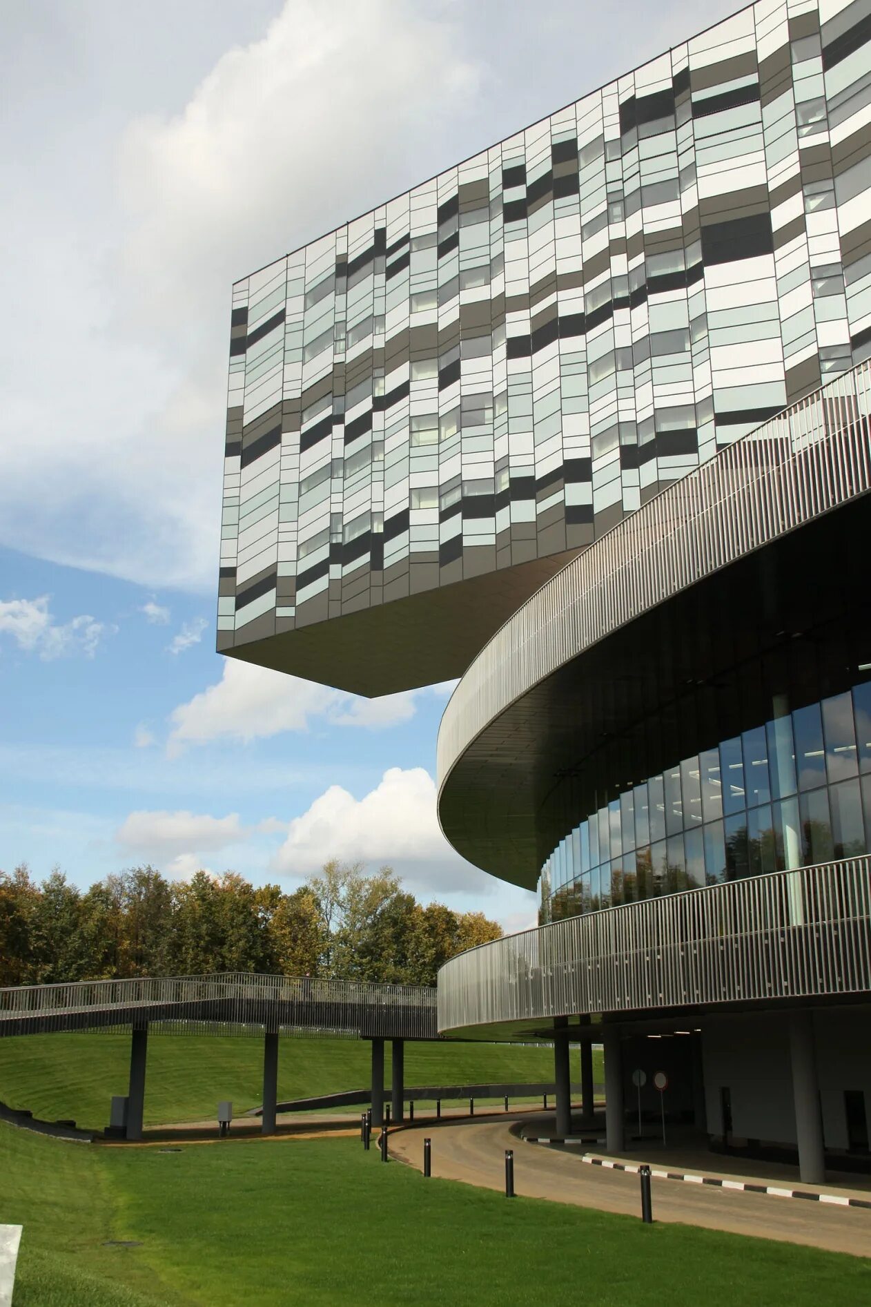 Moscow School of Management Skolkovo where four buildings precariously cantileve