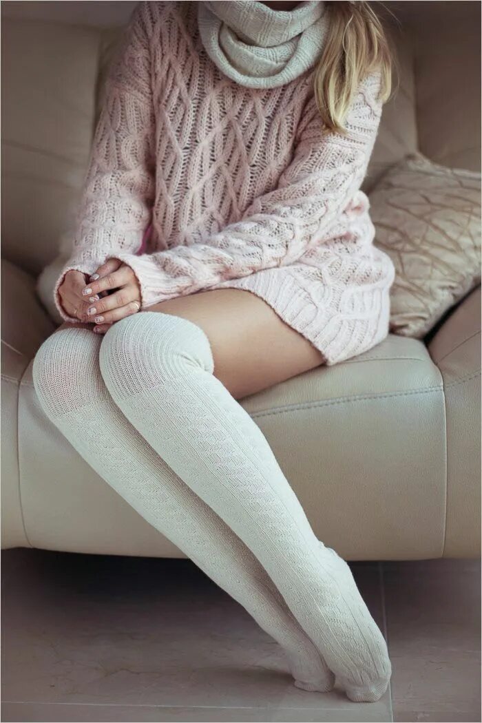 White socks girl. Грейс Элизабет в гольфах. Девушка в свитере. Девушка в белом свитере.