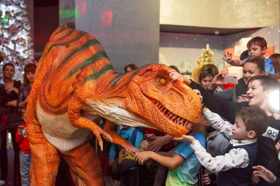 Динозавр шоу отзывы. Динозавр шоу Новокосино. Тутокруто шоу динозавров. 1 Мая динозавр.