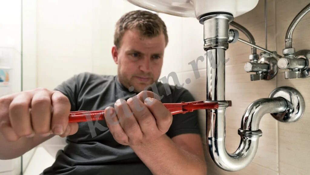 сантехники. частный сантехник. мастер сантехник. мастер сантехник. сантехник москва вызов.